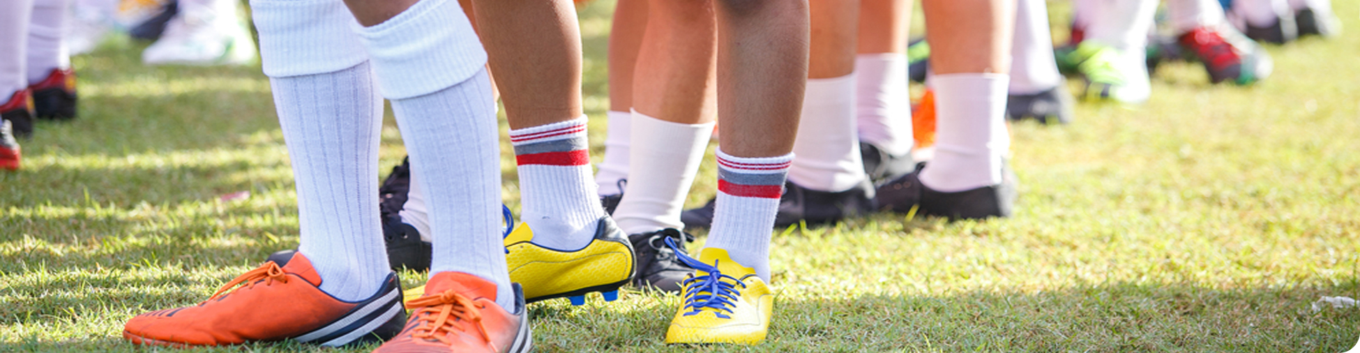 voetbalsokken, voetbalschoenen, voetbalveld