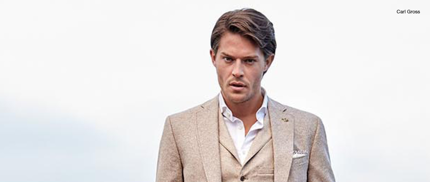 Man in blauwe blazer van Cavallaro Napoli zomercollectie 2022