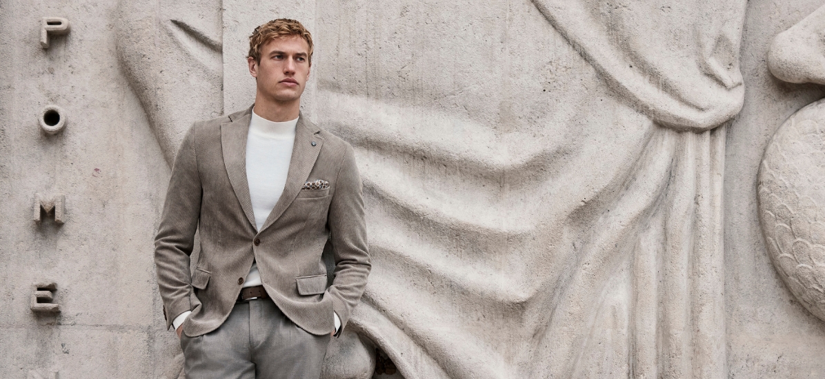 Man in blauwe blazer van Cavallaro Napoli zomercollectie 2022