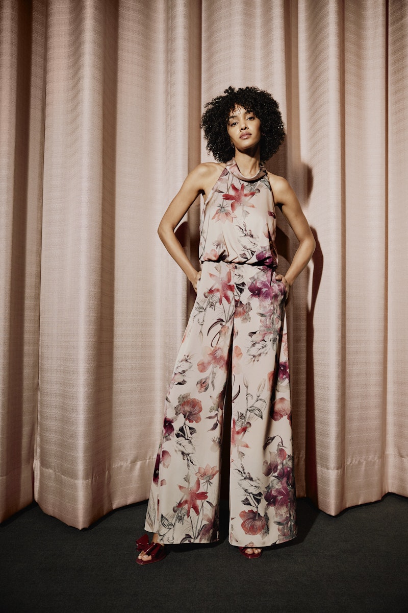 Vrouw in summer chic jumpsuit