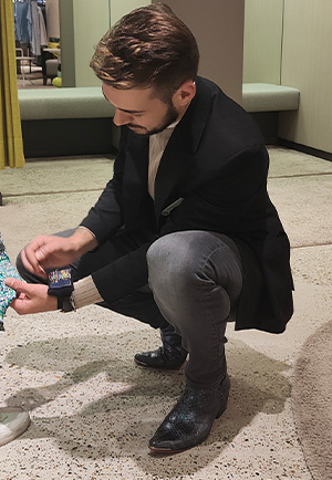 Tailor meet bruidegom op voor trouwpak op maat