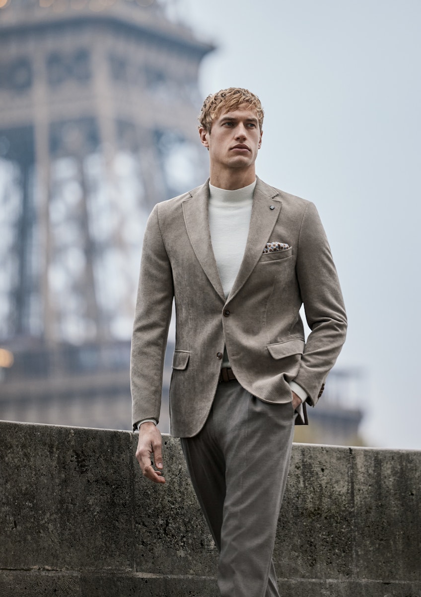 Feestelijke herenmode met smoking en das