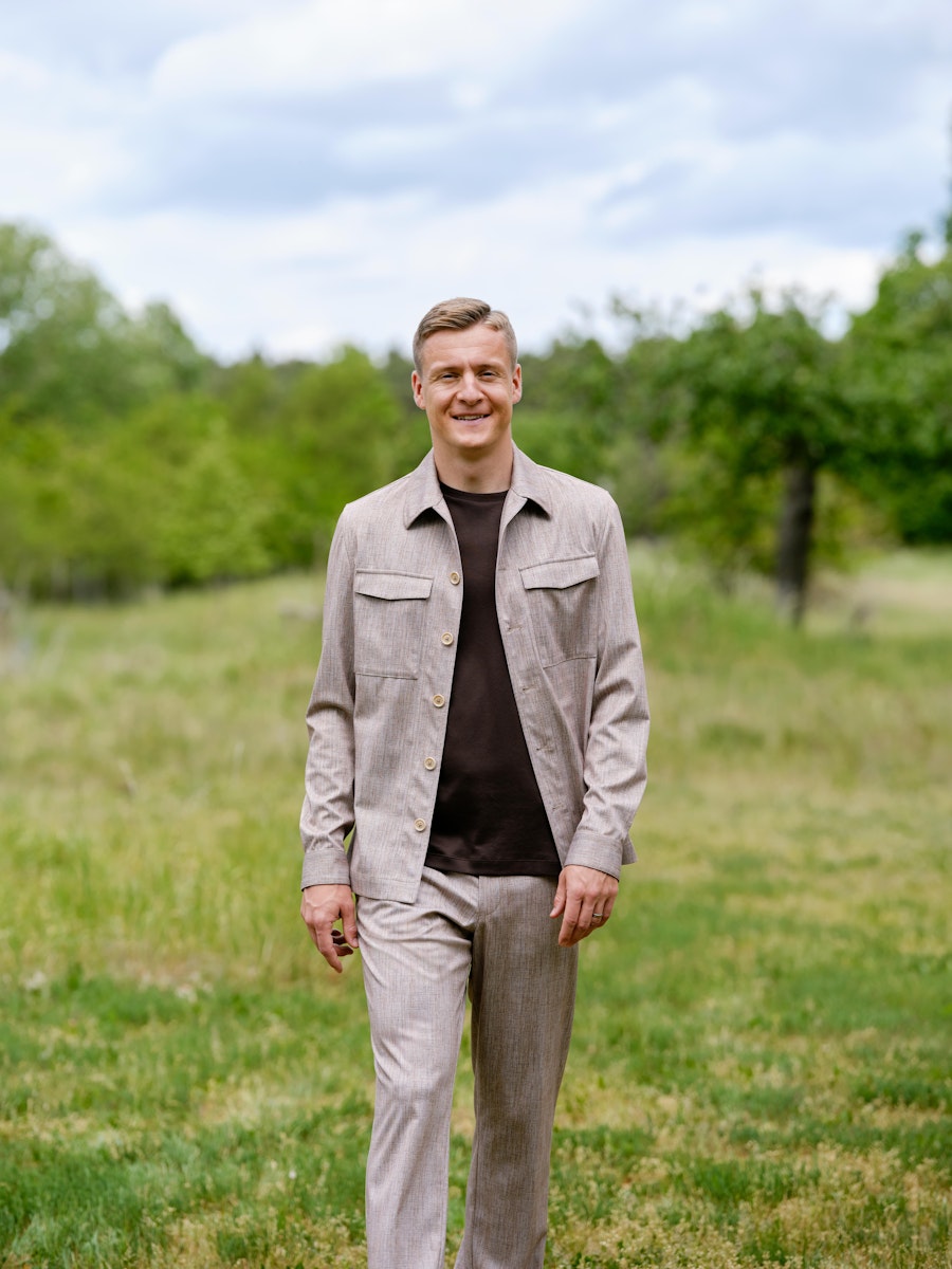 Casual chic heren outfit met chino en blazer bij Blijdesteijn Tiel