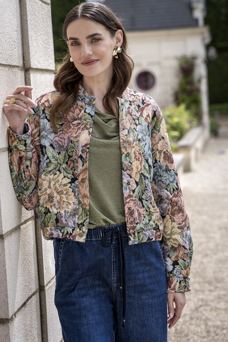 Stylist geeft advies over Geisha kleding in Tiel