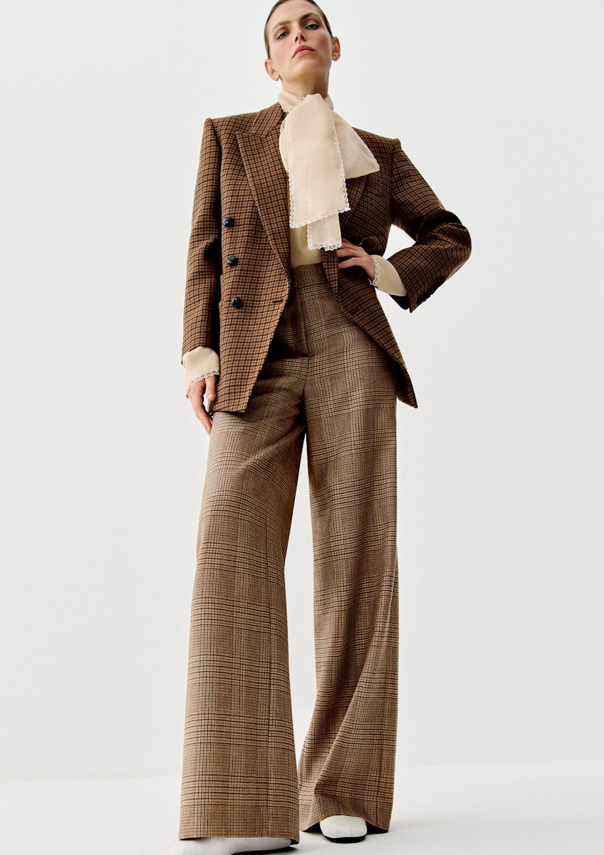 Najaarslook met blazer, gebreide trui en wollen broek