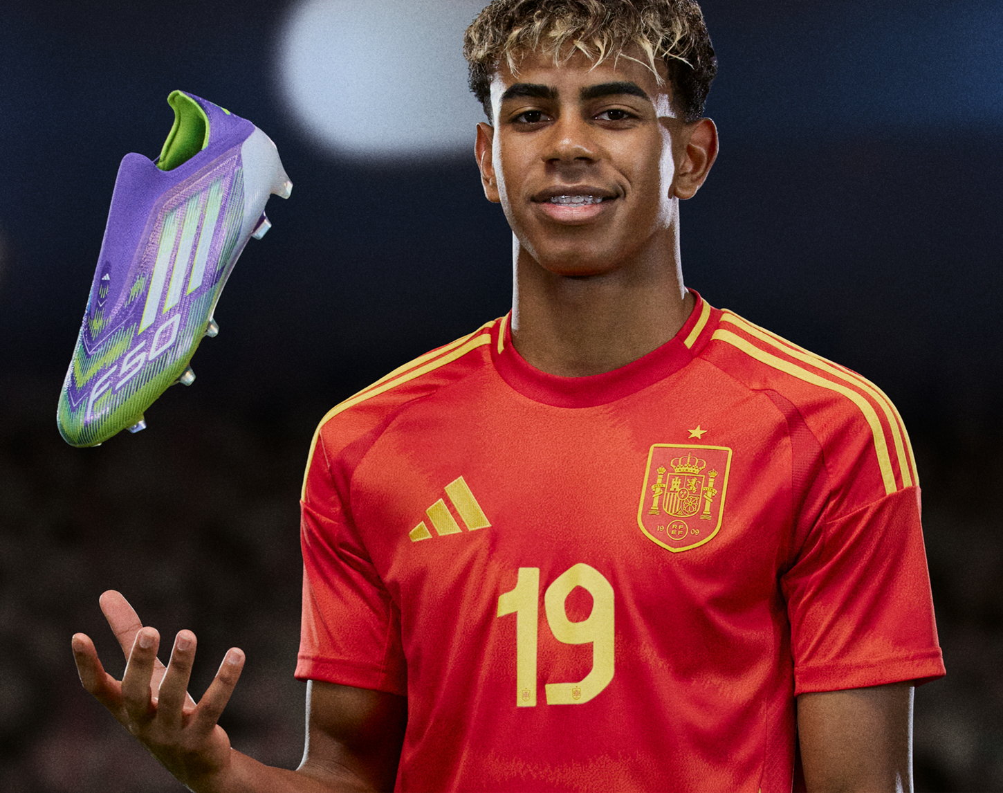 Lamine Yamal met voetbalschoen