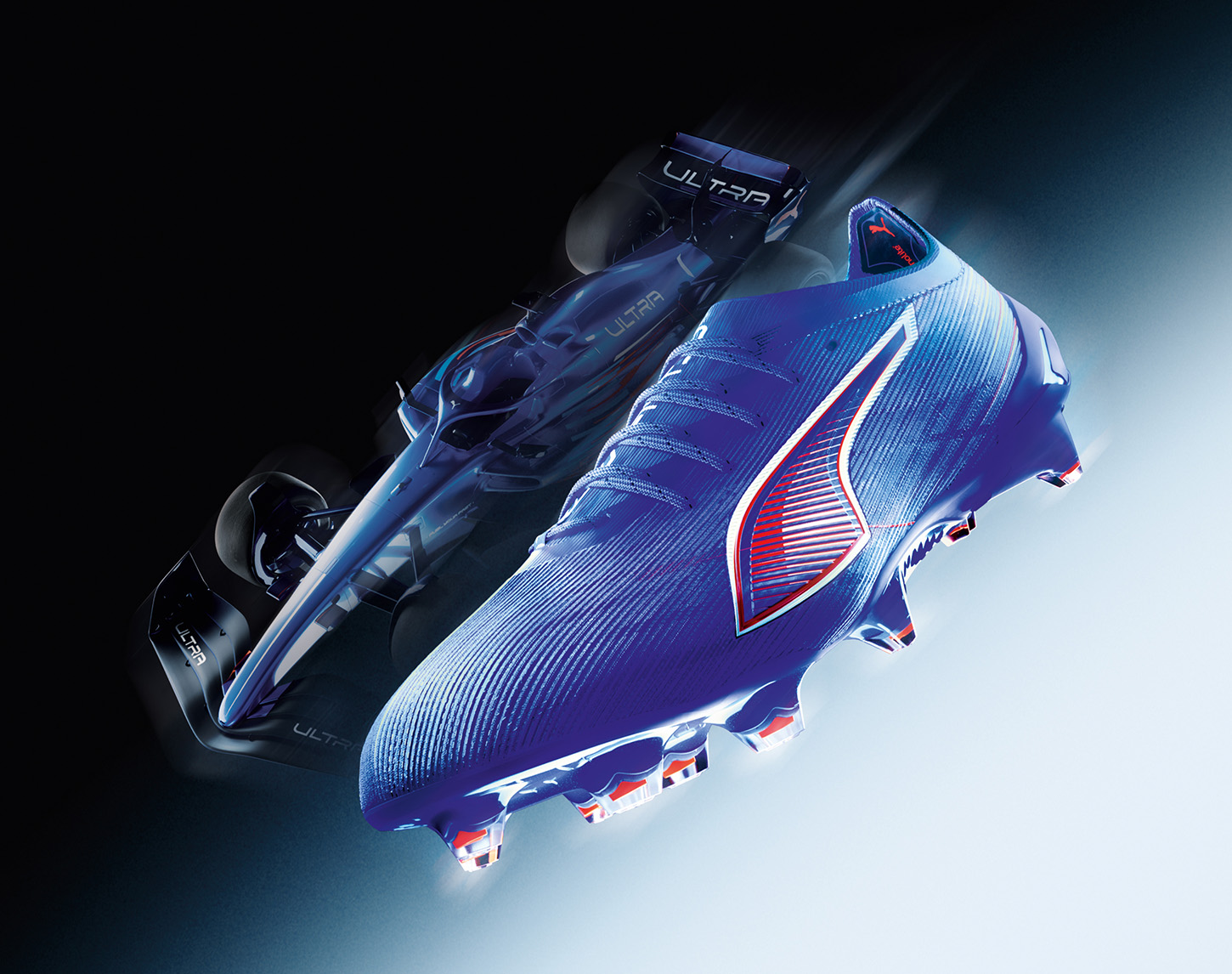 Blauwe voetbalschoen in beweging