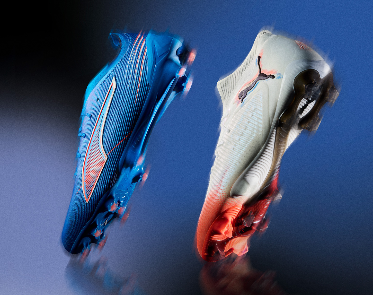 Blauwe en witte voetbalschoenen met neus naar beneden