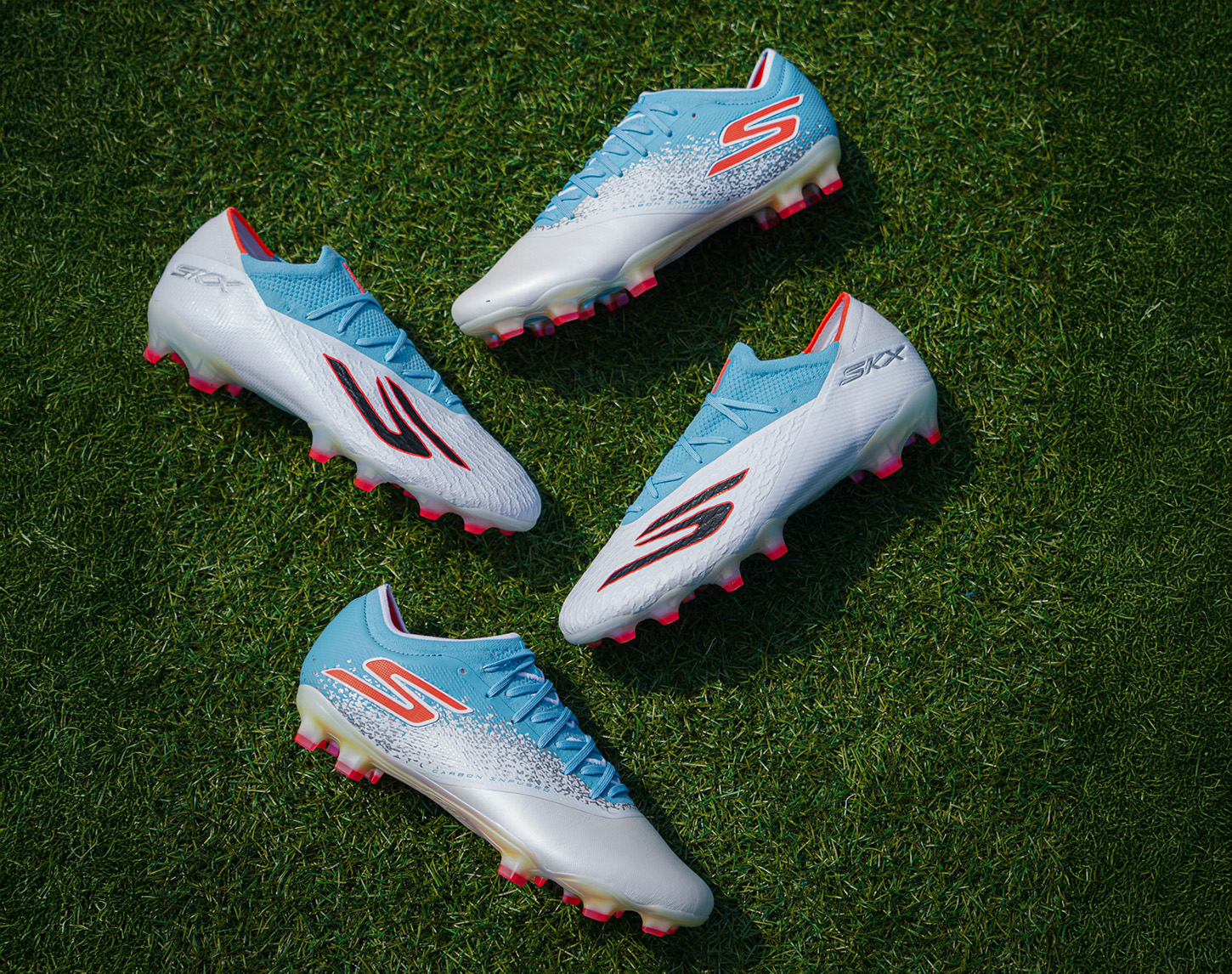Blauwe en witte voetbalschoenen van het merk Skechers