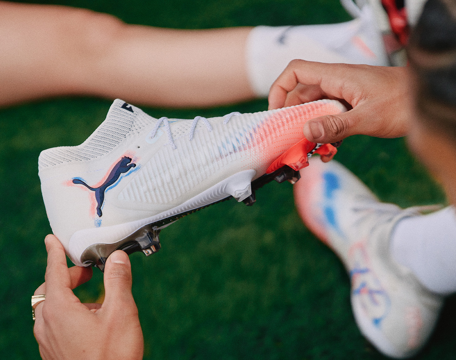 Puma afbeelding wit rode voetbalschoen