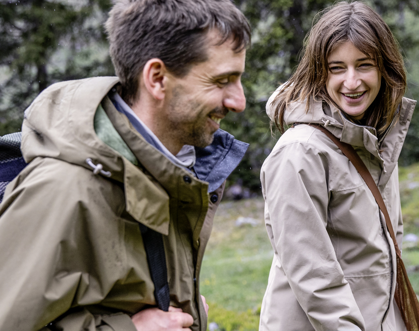 2 lachende mensen wandelend
