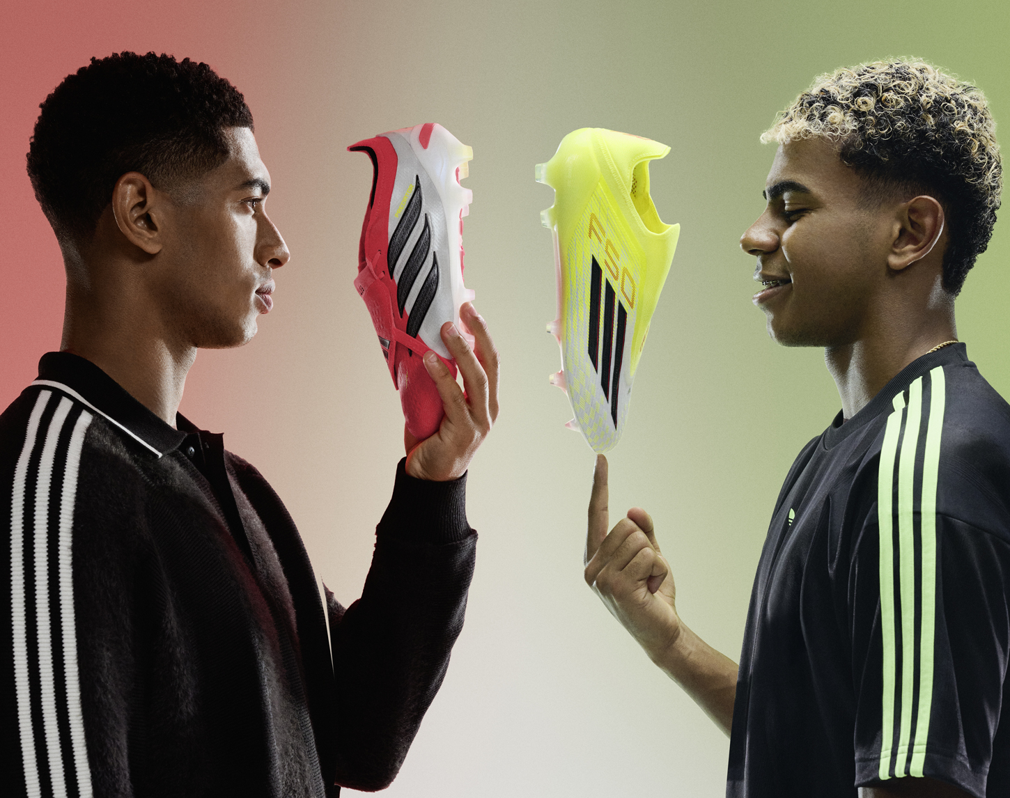 2 voetballers met schoenen op hun hand