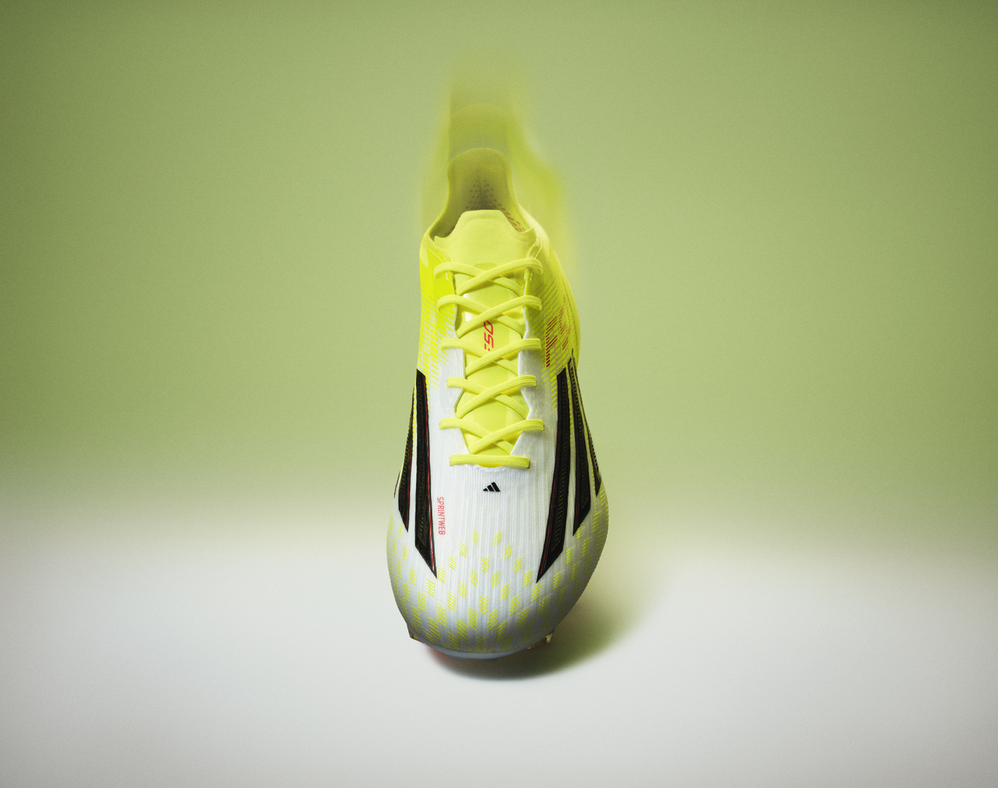 gele adidas voetbalschoen met gele achtergrond