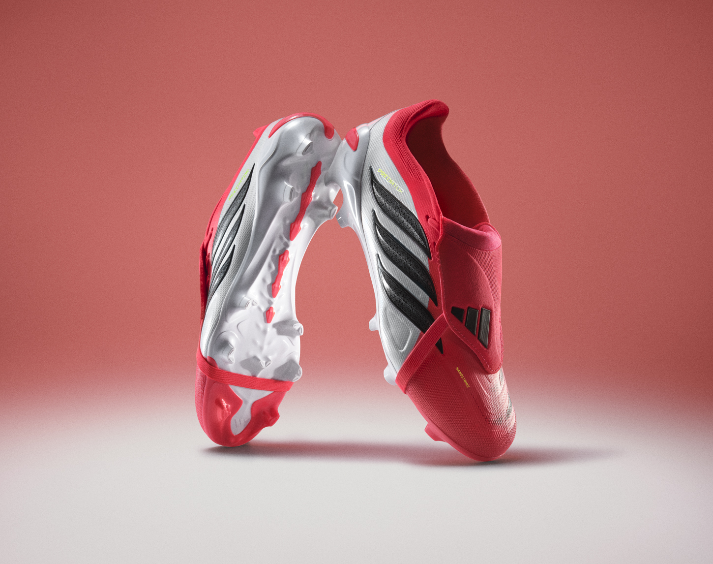 rode adidas voetbalschoenen op rode achtergrond