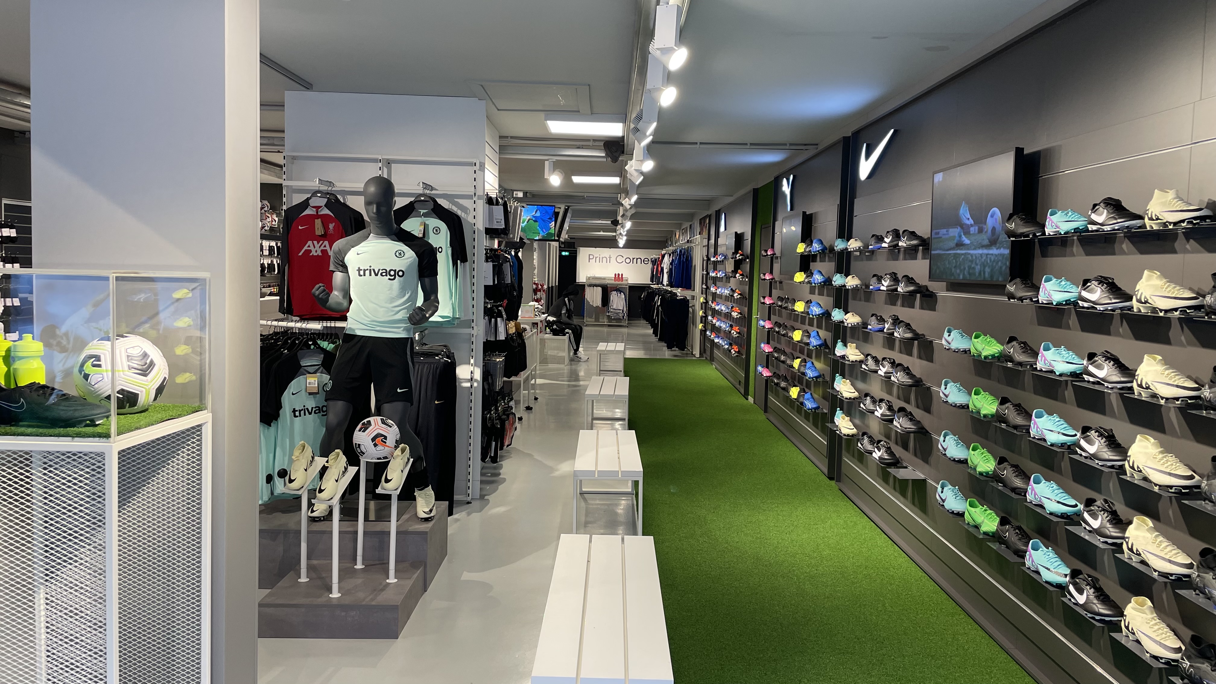 Wand met sportschoenen