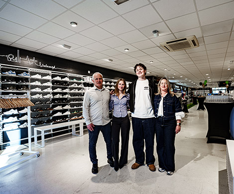 mensen in winkel Leugemors