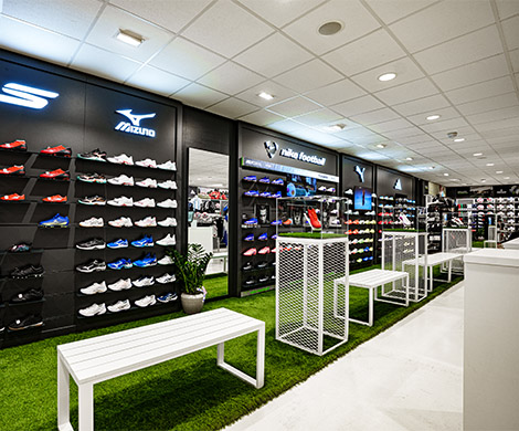 Winkelinterieur met kleding bij Absolute TeamsportLeugemors