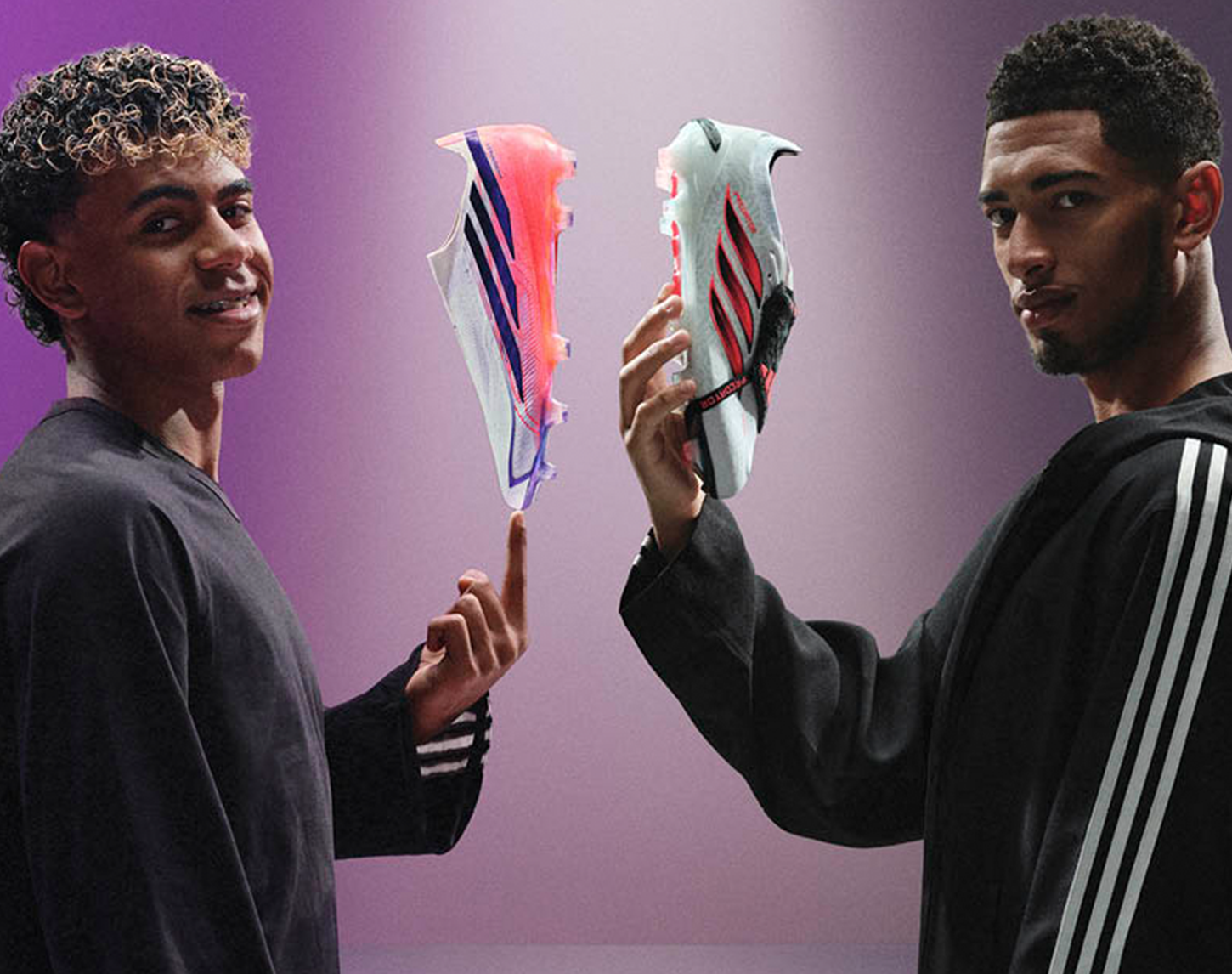 2 voetballers houden voetbalschoenen vast