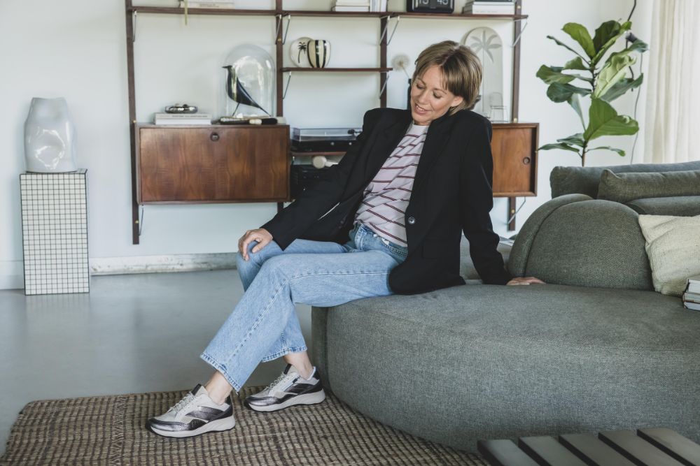 Dame op een bank comfortabel met sneaker