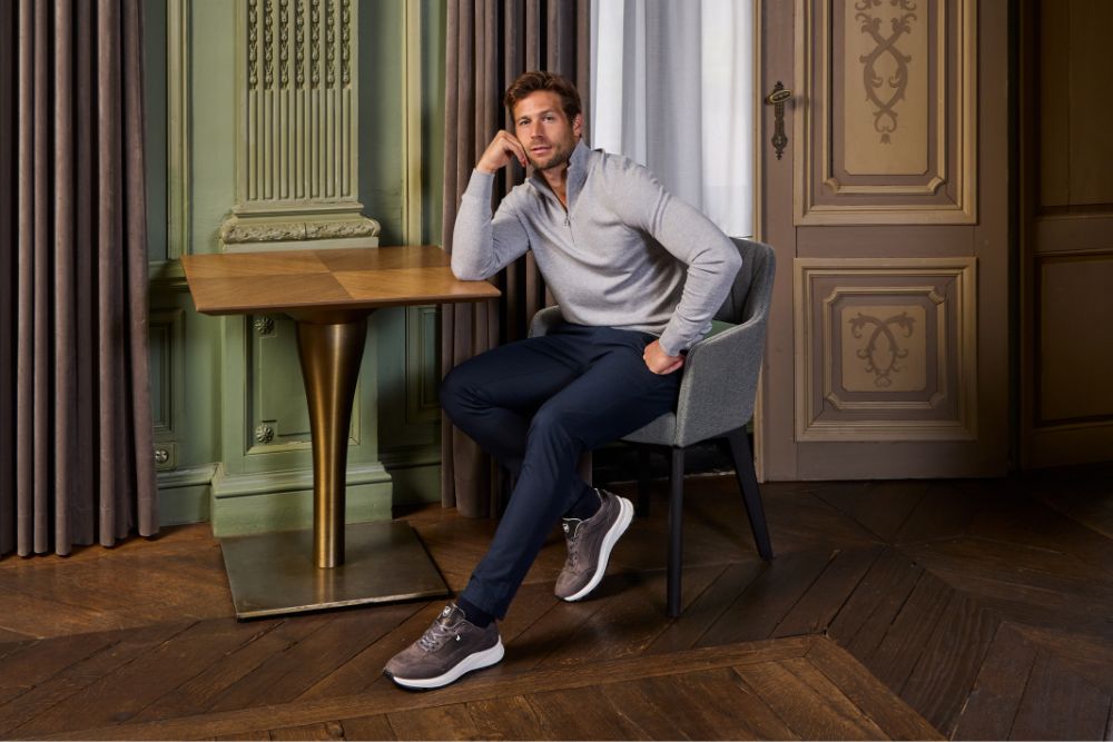 man relaxed zitten op een stoel met sneakers