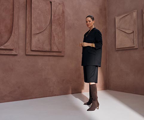 dame met nette bruine hoge laarzen met hak