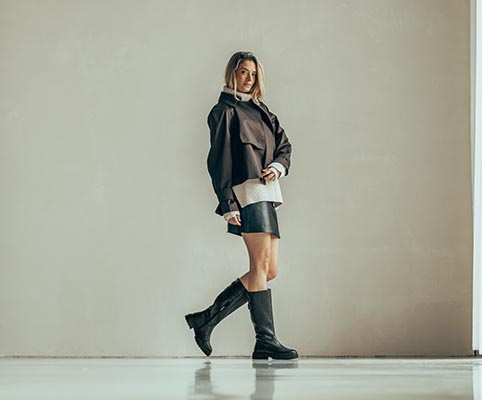 dame met hoge zwarte rijlaars