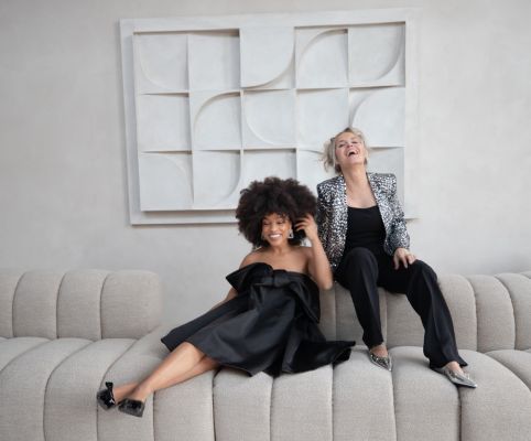 2 dames in feestelijke kleding op bank