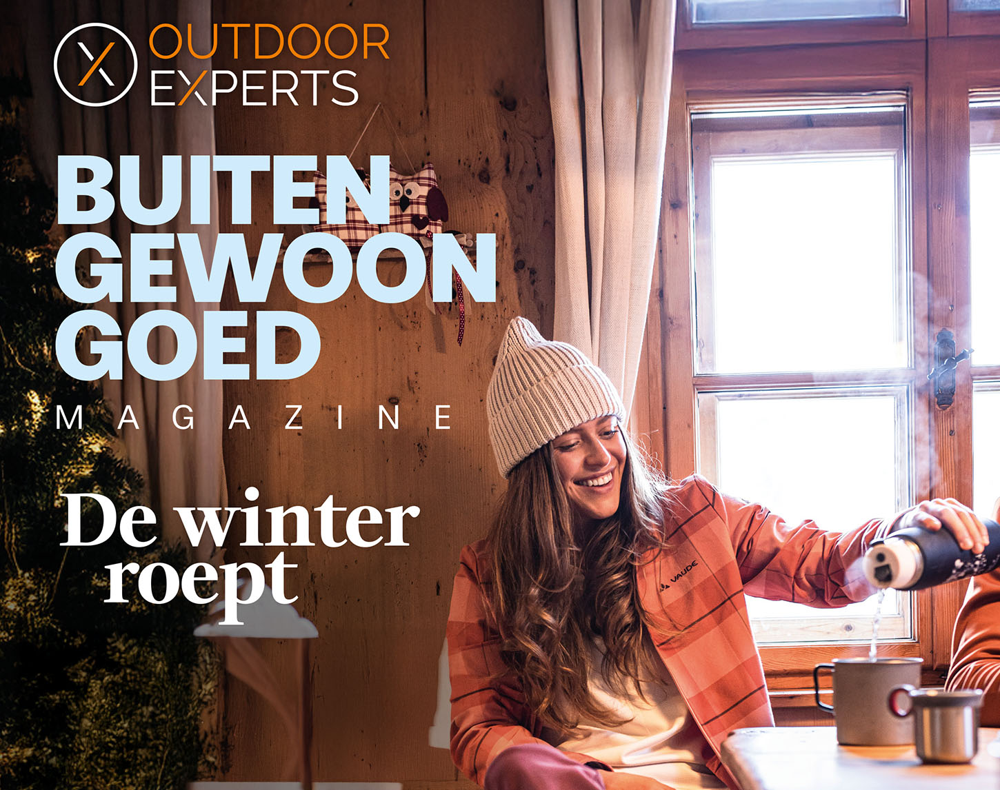 vrouw schenkt koffie in