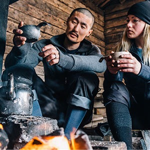 man en vrouw in blokhut maken koffie
