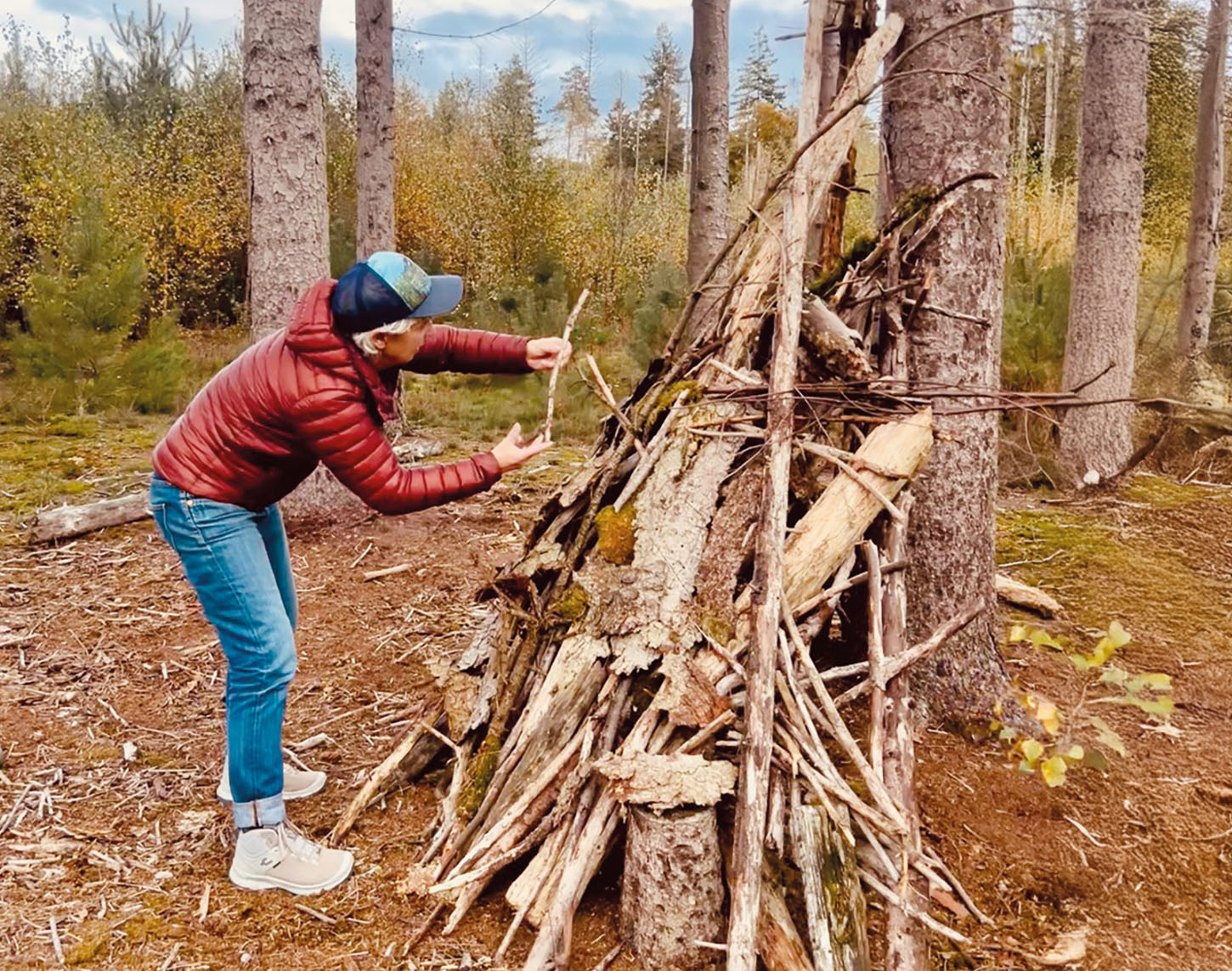 Man bij lantaarnlicht in het bos