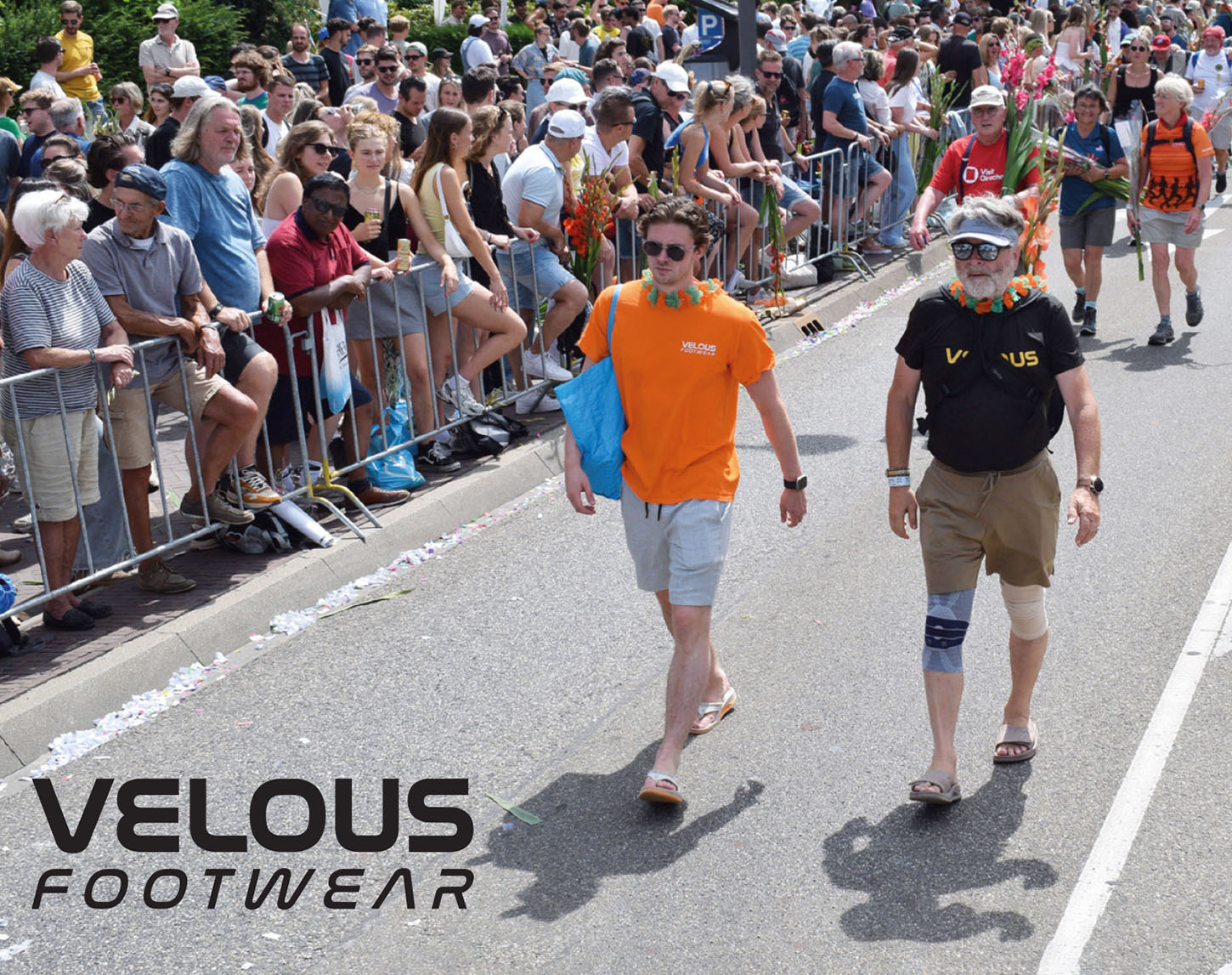 mannen wandelen op velous slippers