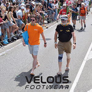 mannen wandelen op slippers