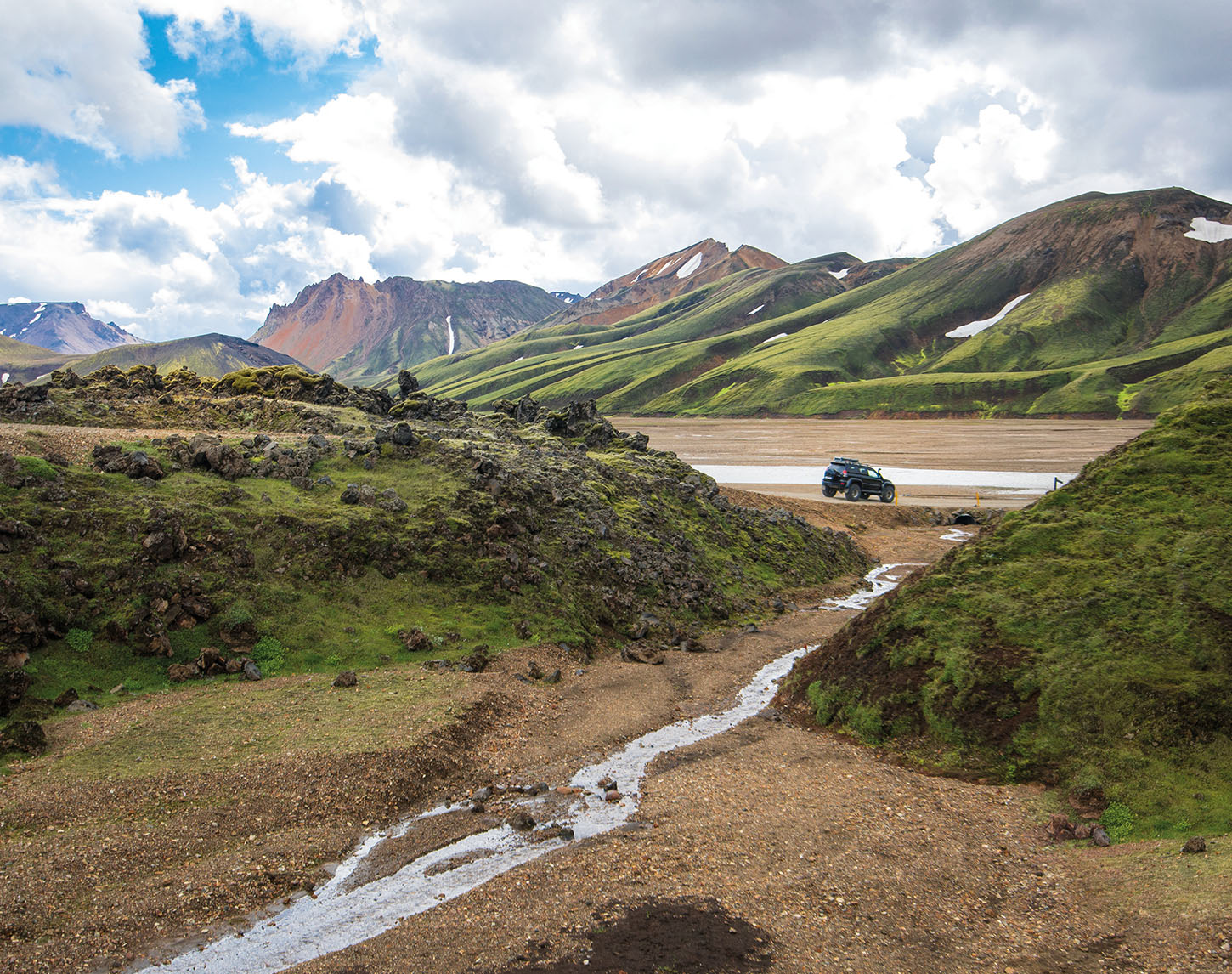landrover in IJslands landschap