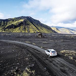 auto in vulkanisch IJslands landschap