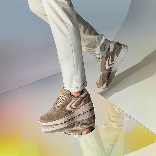 heren benen met bruine sneakers