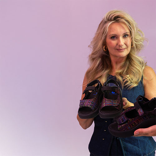 dame met Wolkye schoenen in hand