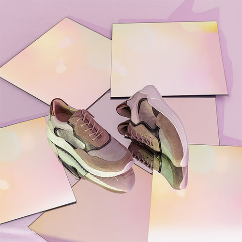 paar Wolky sneakers op glasplaatjes