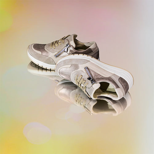 paar Waldlaufer sneakers op de grond