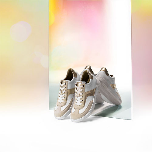 paar Hartjes sneakers tegen een spiegel gezet