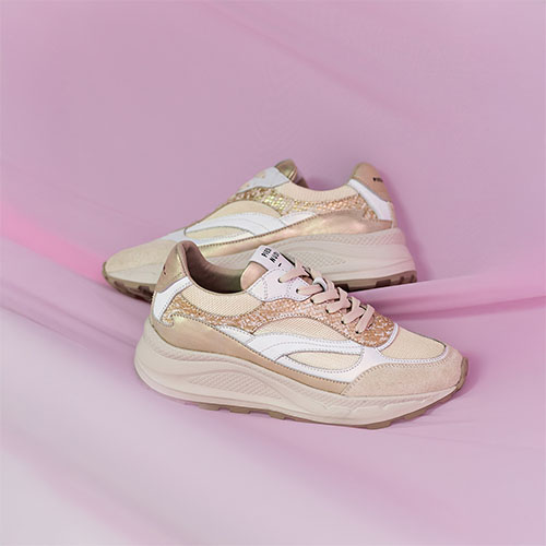 Paar Piedi Nudi sneakers in lichte kleur