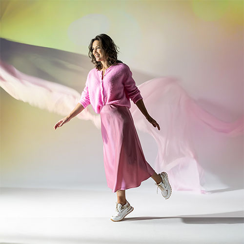 dame in roze outfit in beweging