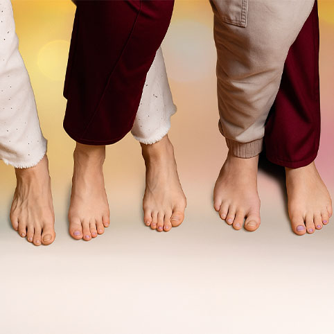 3 paar bloten voeten kruislinks over elkaar