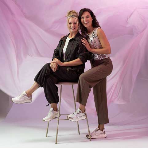 dame met keurmerk bord podo linea in hand