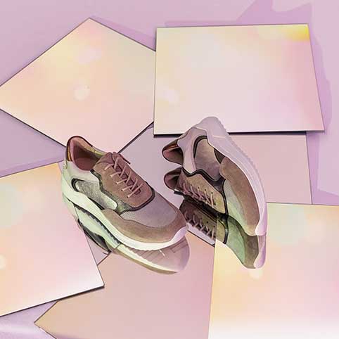 dame met hand in donkere veterschoen