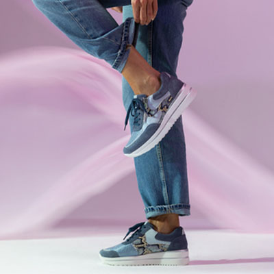 benen met sneakers op groene achtergrond