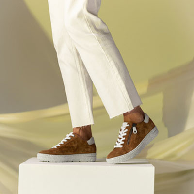 benen met zwarte sneakers op gele achtergrond