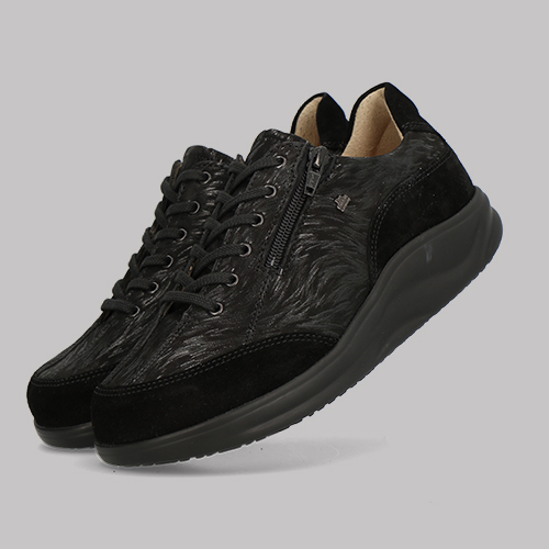 Paar Piedi Nudi sneakers in lichte kleur
