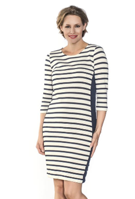 another woman blauw wit gestreepte jurk