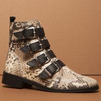 Trend: buckle boots