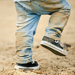 Kinderschoenen onder de modder – zo krijg je ze weer schoon